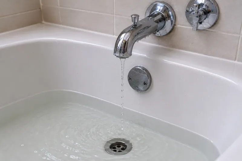 Badewanne mit stehendem Wasser und verstopftem Ablauf