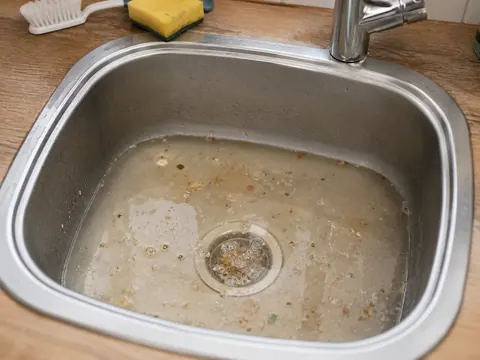 Verstopfter Küchenabfluss mit stehendem Wasser